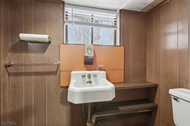 86 Kakeout Rd, Butler Boro, NJ 07405