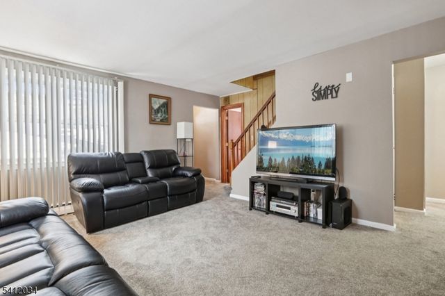 86 Kakeout Rd, Butler Boro, NJ 07405