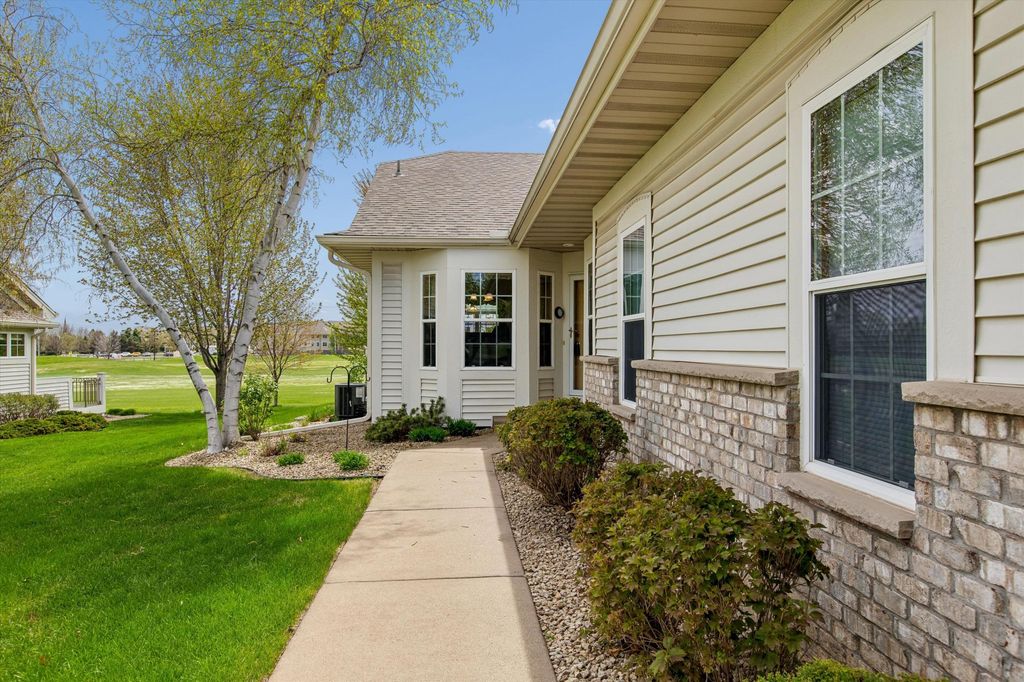 505 Holly Lane N, Oakdale, MN 55128