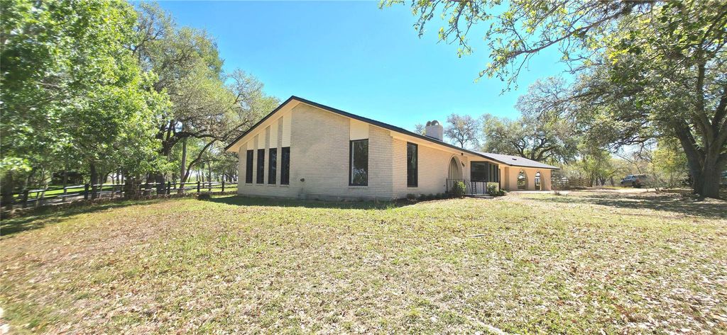 109 Cernosek RD, La Grange, TX 78945