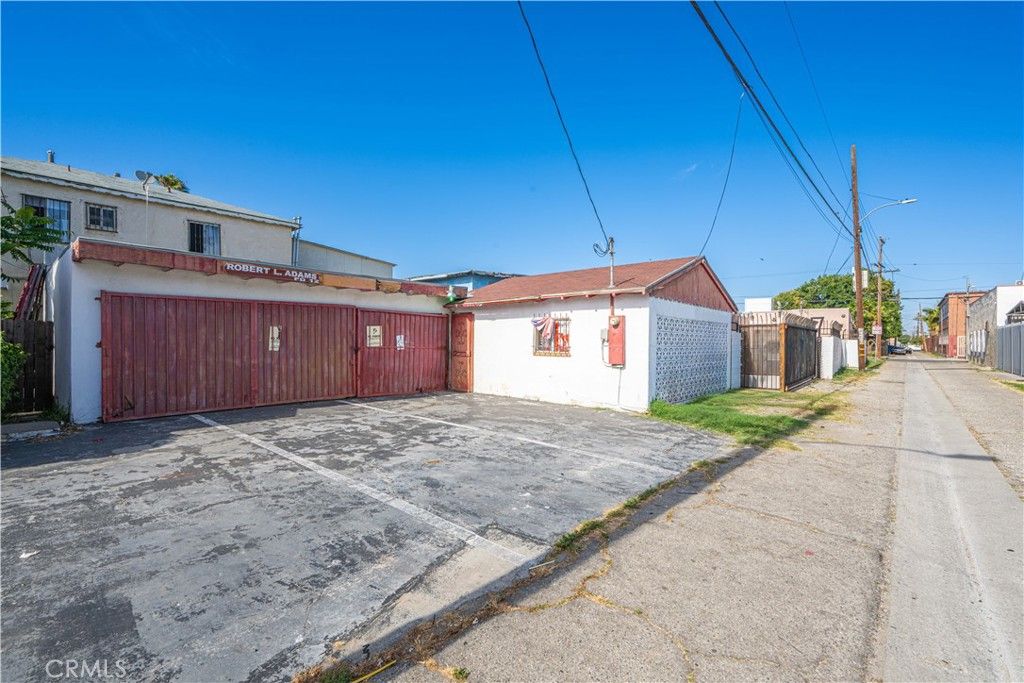 Image 9 of property listing at 410 N Spring, Compton, CA 90221