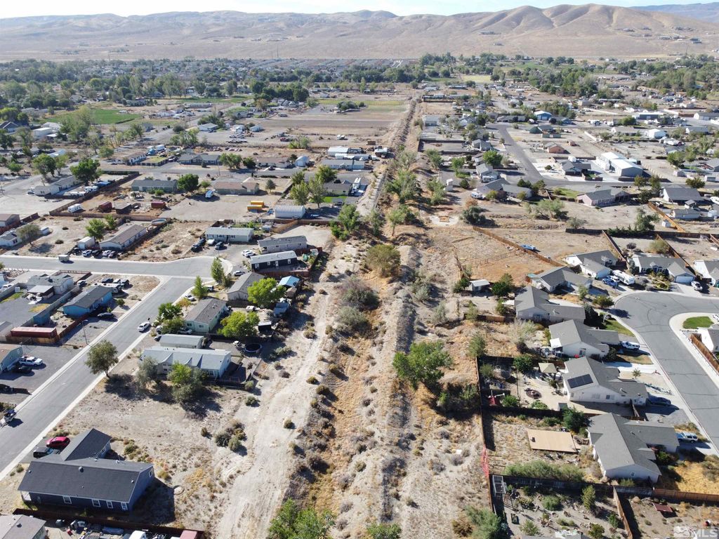 Image 11 of property listing at 698 Jenny's Lane, Fernley, NV 89408