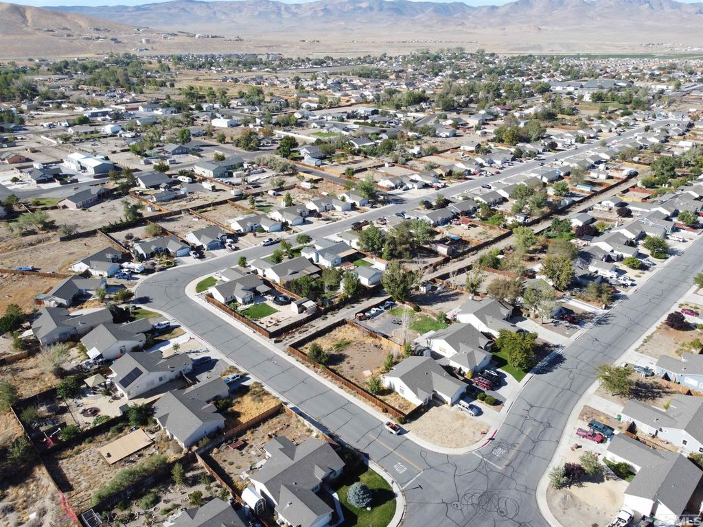 Image 12 of property listing at 698 Jenny's Lane, Fernley, NV 89408