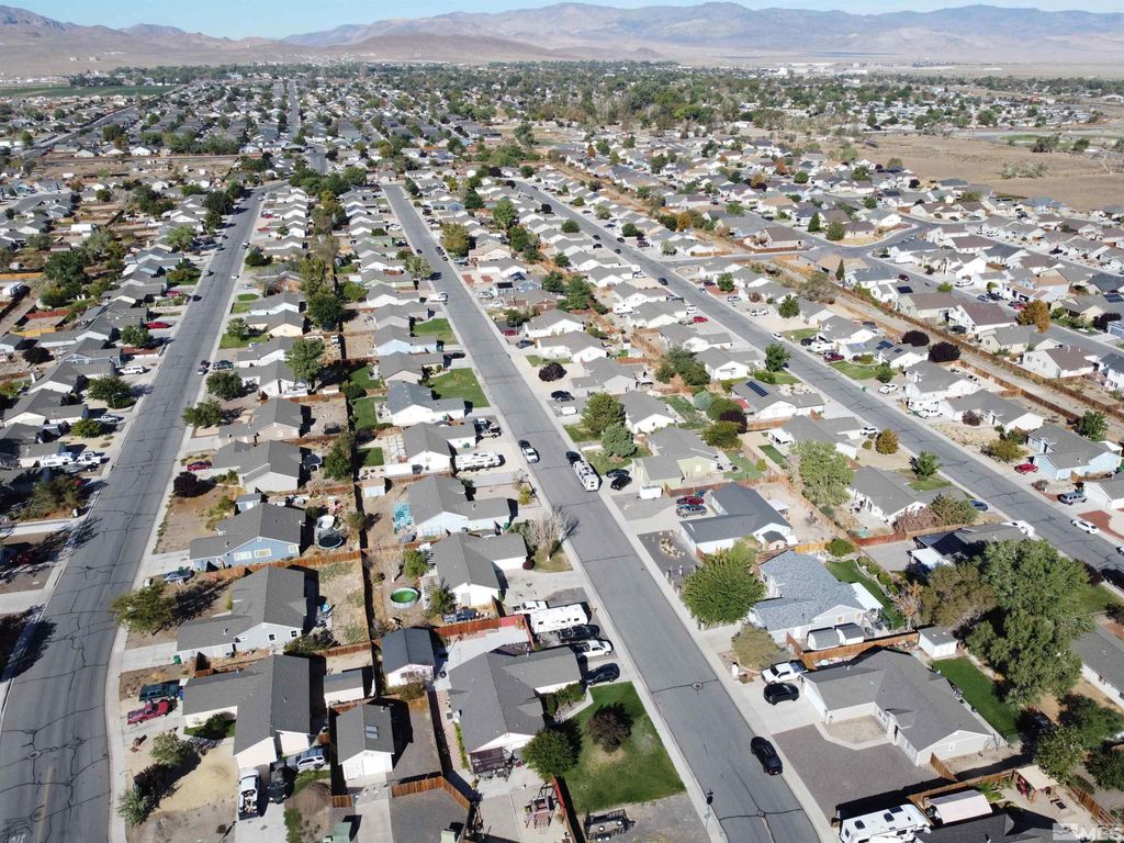 Image 13 of property listing at 698 Jenny's Lane, Fernley, NV 89408