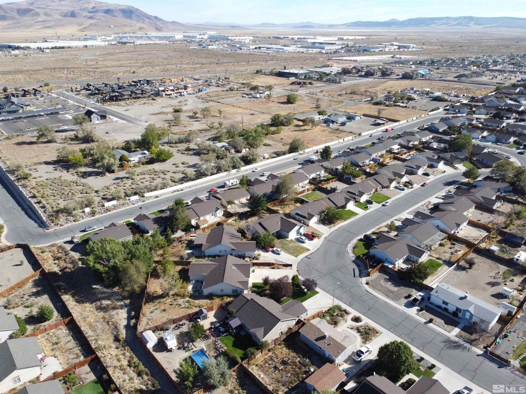 Image 15 of property listing at 698 Jenny's Lane, Fernley, NV 89408