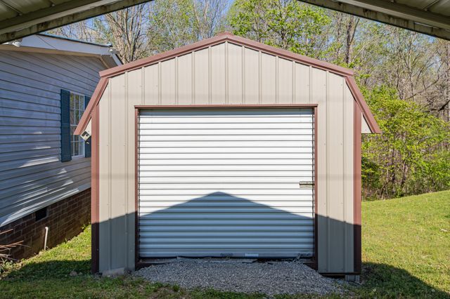 2056 Kristin Dr, Centerville, TN 37033