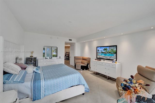 21200 Point Place 403, Aventura, FL 33180