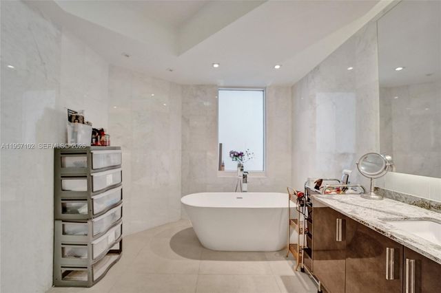 21200 Point Place 403, Aventura, FL 33180