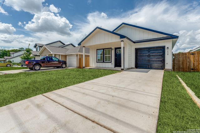 228 W Martindale St, Seguin, TX 78155
