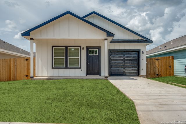 228 W Martindale St, Seguin, TX 78155