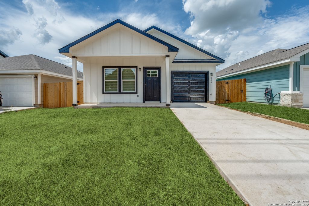 228 W Martindale St, Seguin, TX 78155