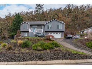 1540 Nw AVERY St, Roseburg, OR 97471