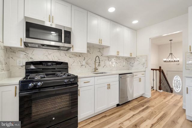 33 SYCAMORE DR, Burlington, NJ 08016
