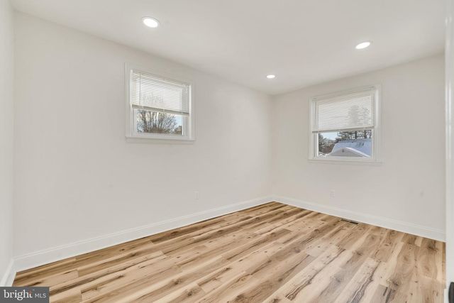 33 SYCAMORE DR, Burlington, NJ 08016