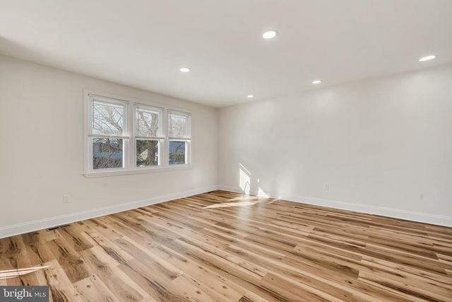 33 SYCAMORE DR, Burlington, NJ 08016