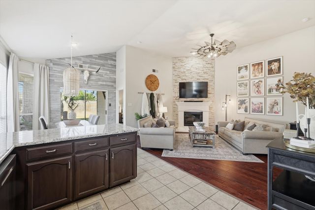 832 Pebblecreek Drive, Burleson, TX 76028