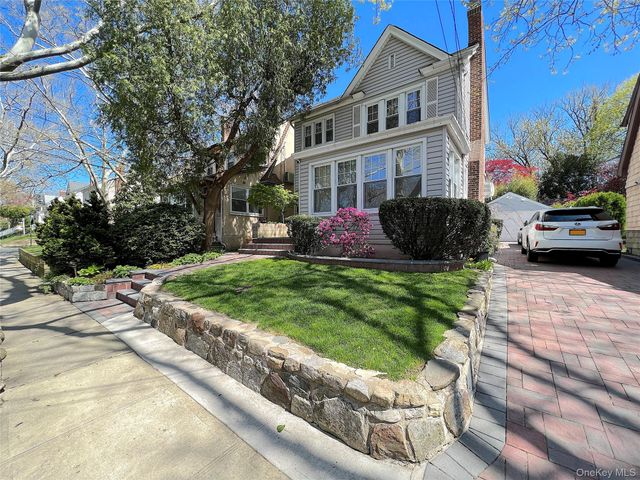 257-14 Pembroke Avenue, Great Neck, NY 11020