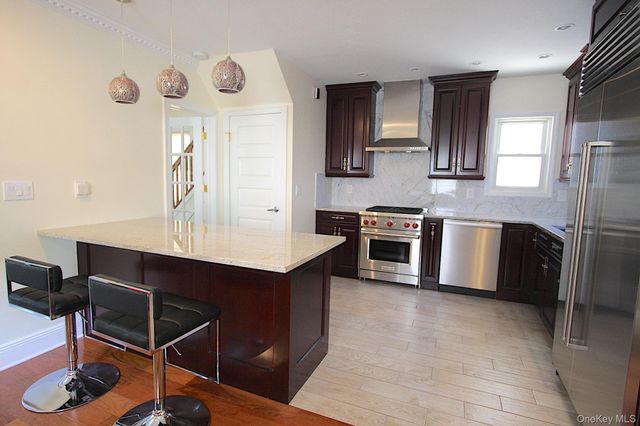 257-14 Pembroke Avenue, Great Neck, NY 11020