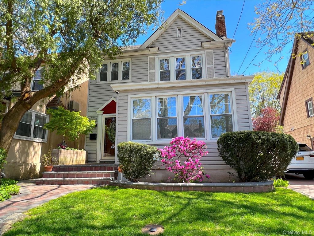 257-14 Pembroke Avenue, Great Neck, NY 11020 — exterior