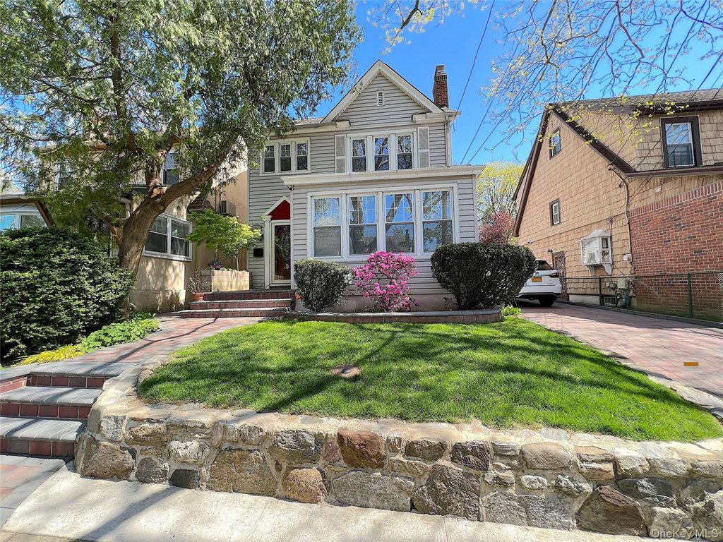 257-14 Pembroke Avenue, Great Neck, NY 11020 — photo 2
