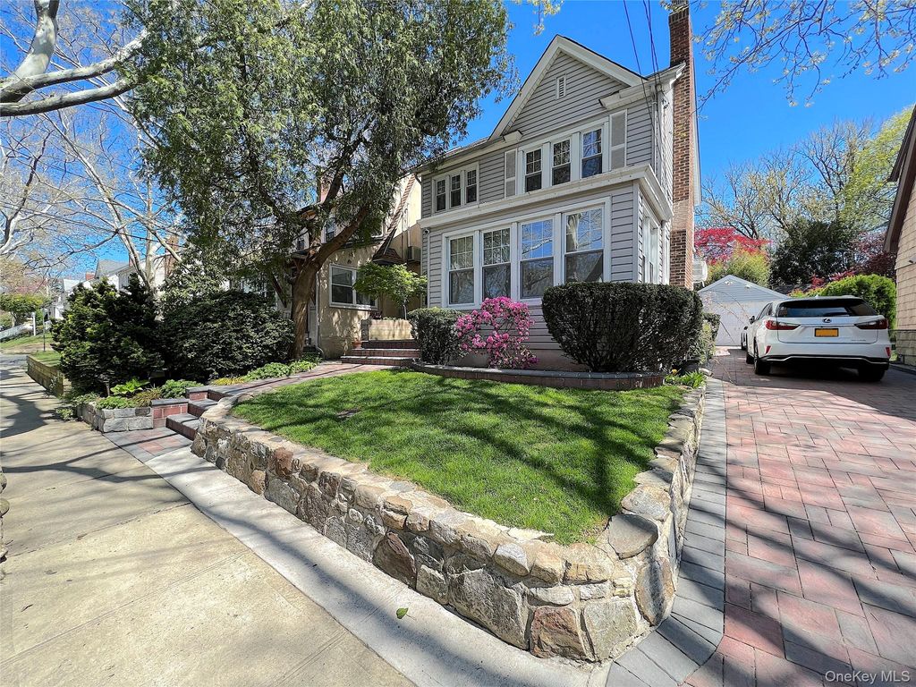 257-14 Pembroke Avenue, Great Neck, NY 11020 — photo 3