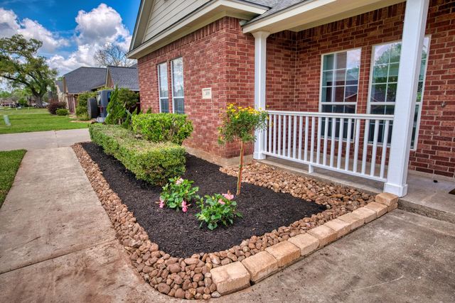 309 Williamsburg, Clute, TX 77531