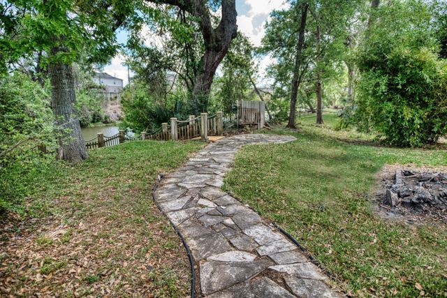 309 Williamsburg, Clute, TX 77531