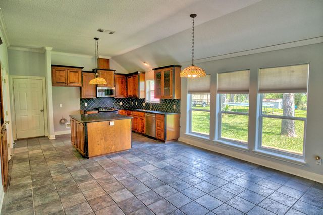 309 Williamsburg, Clute, TX 77531