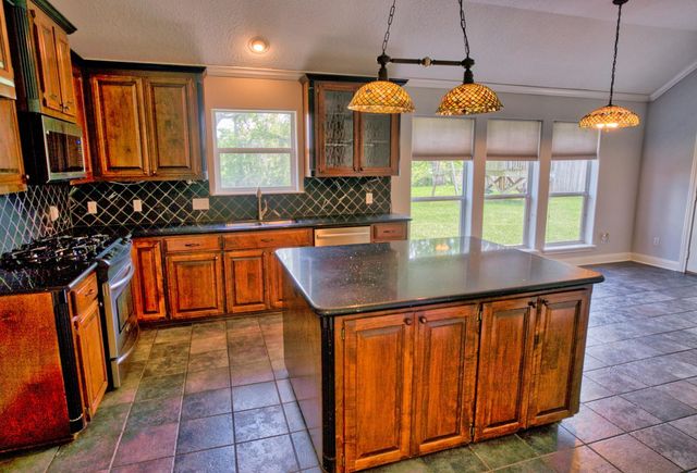 309 Williamsburg, Clute, TX 77531