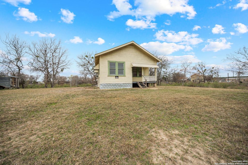 292 BEACH SHORE DR, Bandera, TX 78003