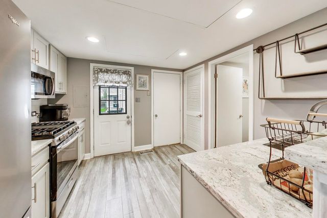 391 Meadow Green Lane, Round Lake Beach, IL 60073