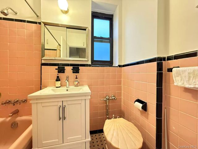 38-15 149 Street 2D, Flushing, NY 11354