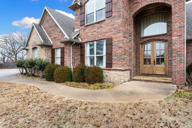 5079 S Strathmore Station Drive, Rogers, AR 72758