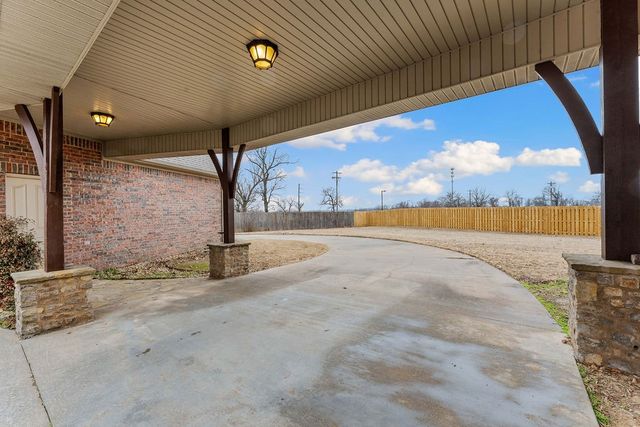 5079 S Strathmore Station Drive, Rogers, AR 72758