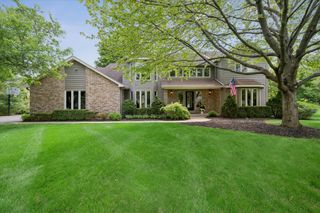 2 Fenview Court, Oakwood Hills, IL 60013