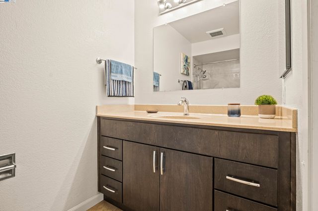 21071 Gary Dr 204, Hayward, CA 94546