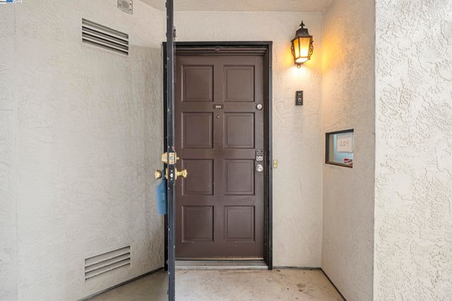 21071 Gary Dr 204, Hayward, CA 94546