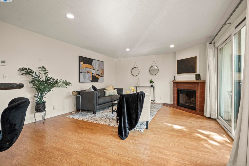 21071 Gary Dr 204, Hayward, CA 94546