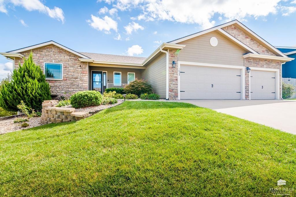 1033 Lobdell Drive, Manhattan, KS 66503