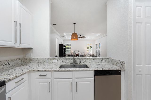 10117 SW Canossa Way, Port St. Lucie, FL 34986