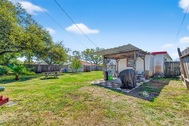 115 S Holmes Street, La Porte, TX 77571