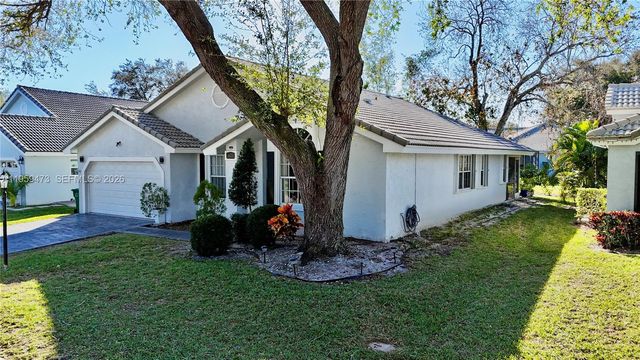 5470 Pine Cir, Coral Springs, FL 33067