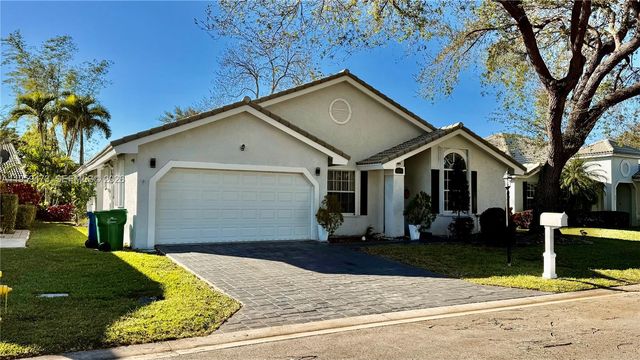 5470 Pine Cir, Coral Springs, FL 33067