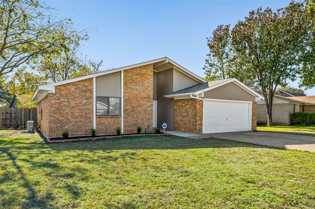 221 Asbury Drive, Saginaw, TX 76179