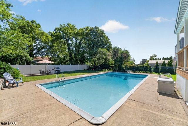 105 Mountainview Dr, Clifton City, NJ 07013