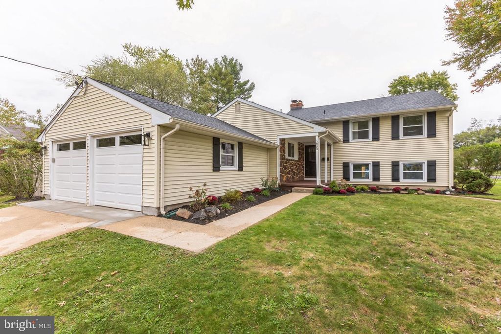 205 BARCLAY LN, Cherry Hill, NJ 08034