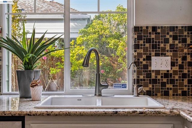 35 Britt Ct, Alameda, CA 94502