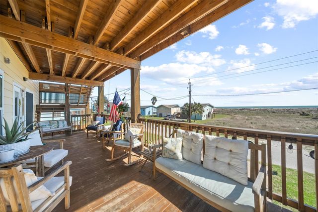 521 Beachfront Drive, Matagorda, TX 77457