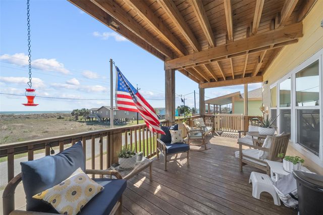 521 Beachfront Drive, Matagorda, TX 77457