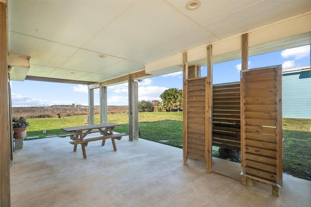 521 Beachfront Drive, Matagorda, TX 77457